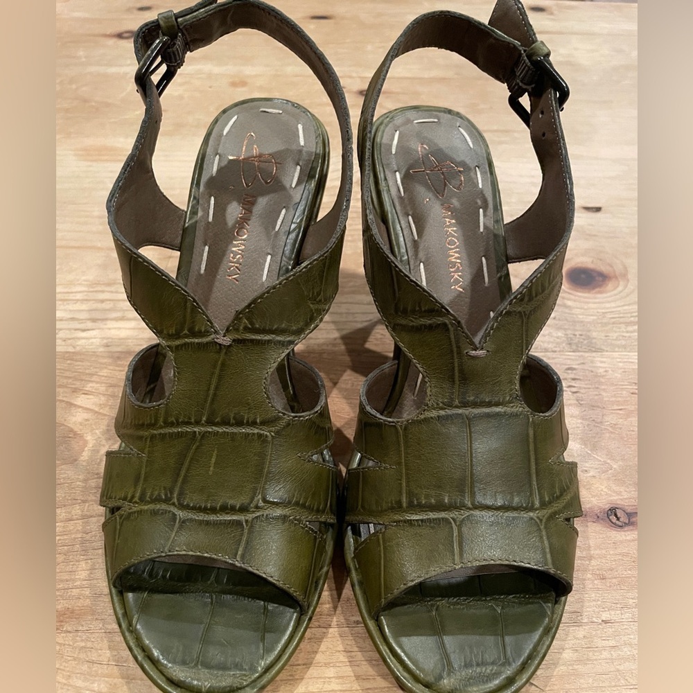 NWOT B. Makowsky Olive Green Croc bronze Buckle Shoes Open Toe Sandal 8.5